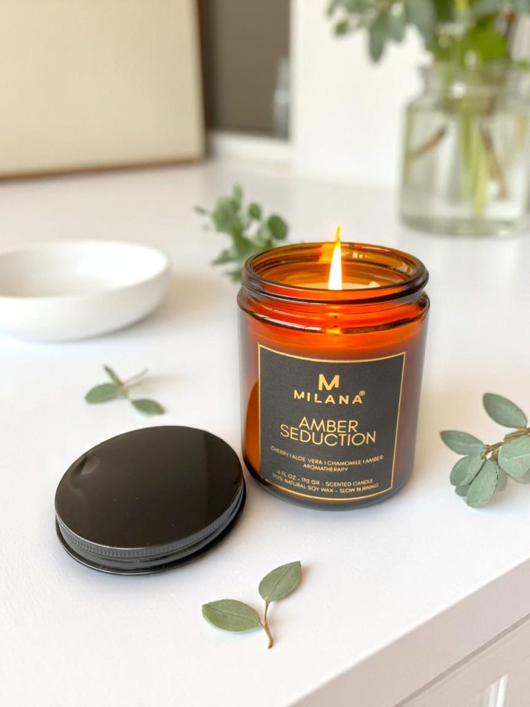 En iyi kokulu mum markası Milana Home'un; birbirinden kaliteli ve % 15 esans oranlarıyla %100 soy wax pamuk fitil ile tamamen el yapımı ürettiği mumları keşfedin. Amber, sandal ağacı, bergamot ve çiçeksi kokuları, şık kavanozları ve kaliteli ambalajıyla huzurlu anlarınıza unutulmaz deneyimlere dönüştürün.

Doğadan Gelen Saflık, Zamanı Aşan Zarafet: Premium Kokulu Mum Koleksiyonumuz