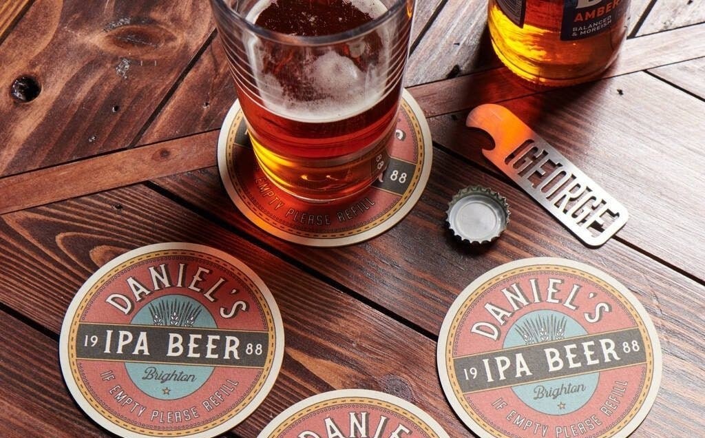 Bira altlığı, sıvı emici karton bira bardak altlığı bar, pub, cafe, restoran, otel ve benzeri işletmeler için hem hijyen hem de marka tanıtımı açısından en etkili ve düşük maliyetli promosyon ürünlerinden biridir. Tamamen geri dönüştürülebilir ve doğa dostu olan bu altlıklar, işletmenizin imajını güçlendirirken zarif bir sunum sağlar.