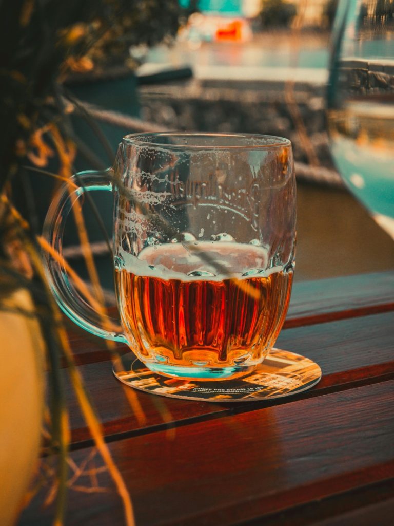 Bira altlığı, sıvı emici karton bira bardak altlığı bar, pub, cafe, restoran, otel ve benzeri işletmeler için hem hijyen hem de marka tanıtımı açısından en etkili ve düşük maliyetli promosyon ürünlerinden biridir. Tamamen geri dönüştürülebilir ve doğa dostu olan bu altlıklar, işletmenizin imajını güçlendirirken zarif bir sunum sağlar.