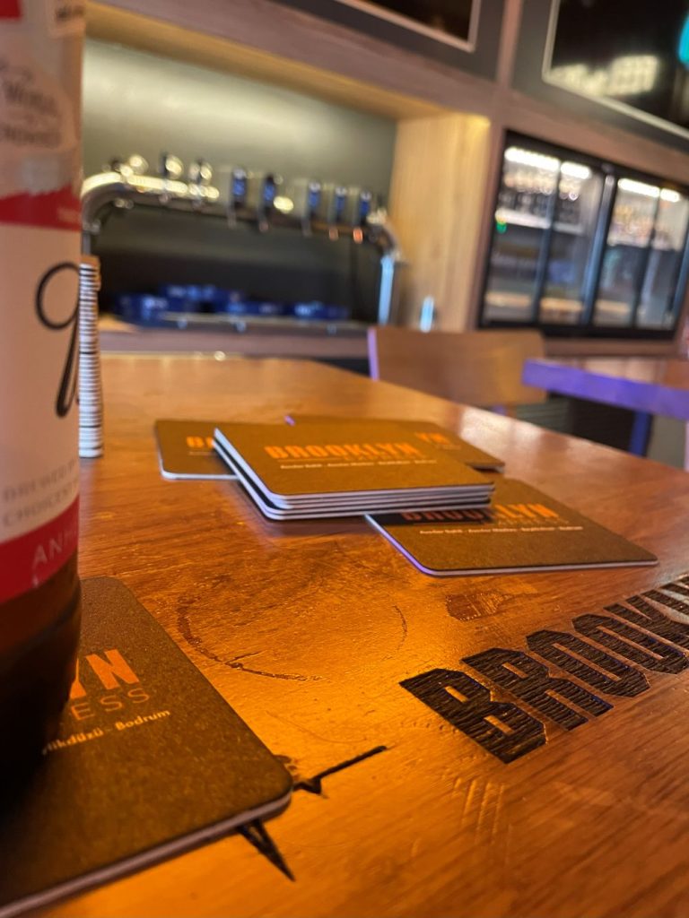 Bira altlığı, bar, pub, cafe, restoran, otel ve benzeri işletmeler için hem hijyen hem de marka tanıtımı açısından en etkili ve düşük maliyetli promosyon ürünlerinden biridir. Tamamen geri dönüştürülebilir ve doğa dostu olan bu altlıklar, işletmenizin imajını güçlendirirken zarif bir sunum sağlar.